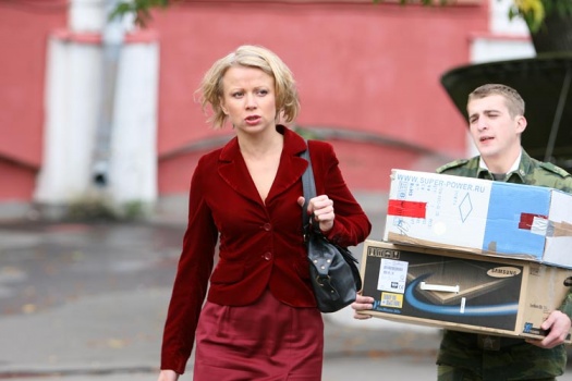 Порно ер адамды жұлқылайды Порно: Жас ана қызының жігітін ұрлап кетеді