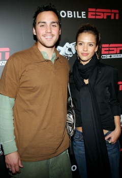 Фото Джошуа Альба