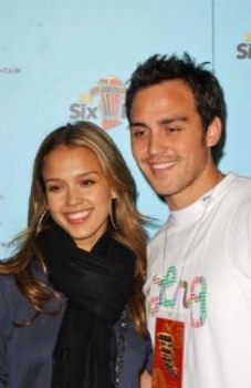 Фото Джошуа Альба