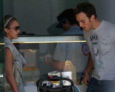 Фото Джошуа Альба