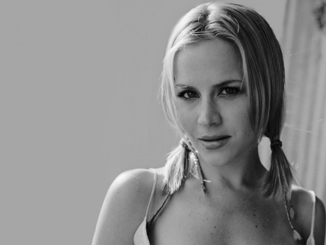 http://www.prdisk.ru/images/players_minifoto/popup_preview_julie_benz2.jpg