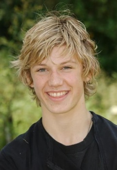 http://www.prdisk.ru/images/players_minifoto/popup_preview_prdisk.ru-alex_pettyfer85.jpg