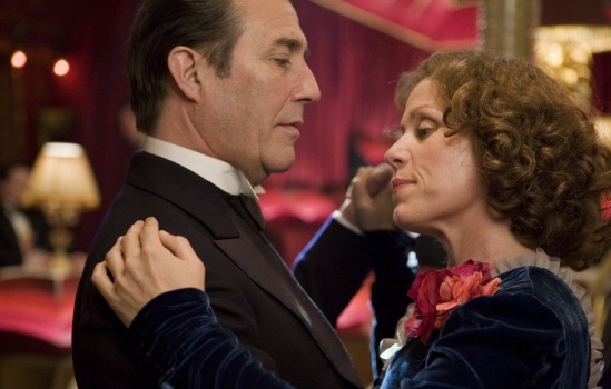 Мисс Петтигрю живет одним днем / Miss Pettigrew Lives for a Day Tt_miss_pettigryu_screenshot_3